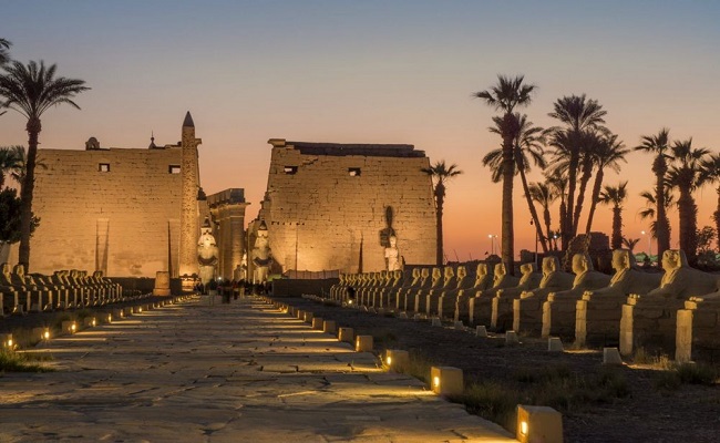 9. Thebes, Ai Cập

Từ khoảng năm 2040 đến năm 1070 trước Công nguyên, Thebes là thủ đô của Ai Cập và là thành phố riêng của Amon, vị thần mặt trời tối cao. Ngay cả ngày nay, vẻ đẹp lộng lẫy của nó vẫn là “vô song”. Đền Luxor, khu phức hợp Karnak và đền Ramesses II vẫn là một trong những thành tựu kiến trúc vĩ đại nhất thế giới.
