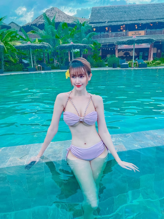 Phan Thị Mơ diện bikini tím, khoe trọn đường cong nóng bỏng, đặc biệt là vòng 1 căng tràn, đầy đặn.
