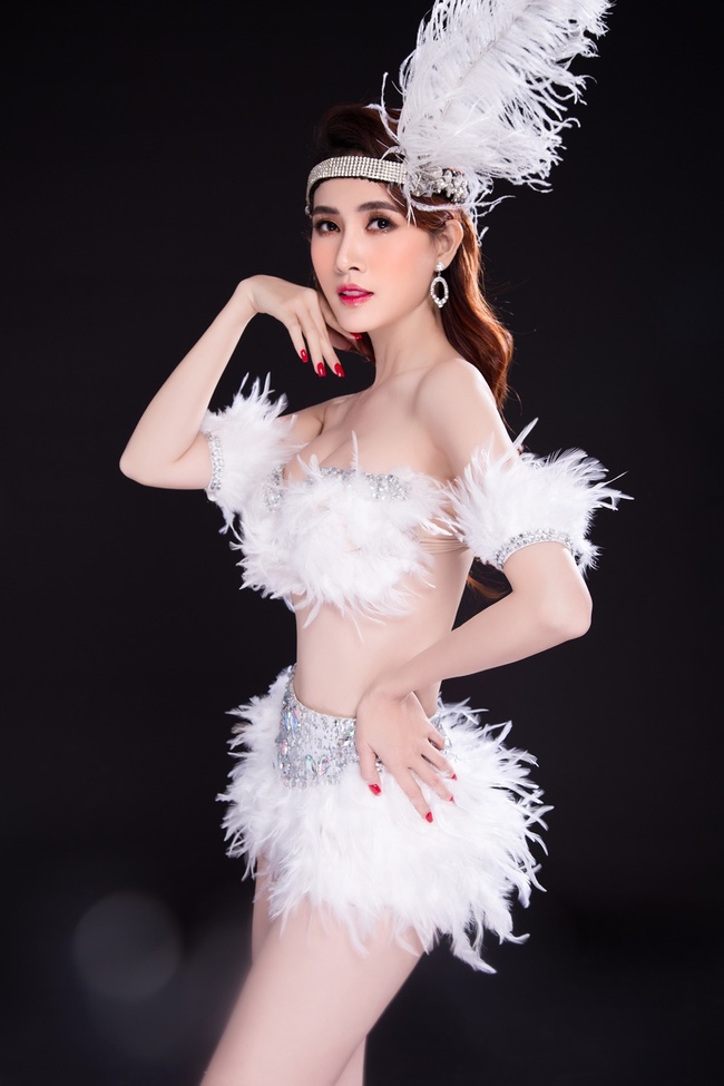 Trên trang cá nhân, Phan Thị Mơ thường xuyên&nbsp;đăng tải các bộ ảnh diện trang phục bikini, đầm ngủ hai dây hay các thiết kế cắt xẻ táo bạo.&nbsp;
