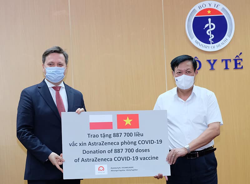Thứ trưởng Bộ Y tế Đỗ Xuân Tuyên thay mặt lãnh đạo Bộ Y tế tiếp nhận các lô vắc-xin này. (Ảnh: Trần Minh)