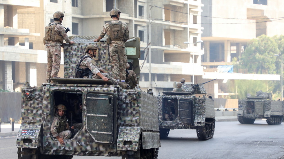 Các binh sĩ Liban tuần tra trên đường phố Beirut bằng xe bọc thép.