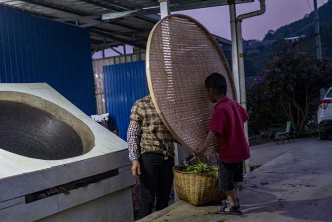 Sự giàu có của gia đình Quách Trung Phi đã giúp bà con trong làng có công ăn việc làm, kinh tế phát triển.&nbsp;
