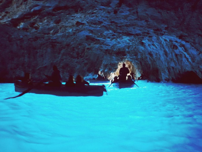 Thuyền đưa những người muốn bơi lội đến Blue Cave ở Kastellorizo.