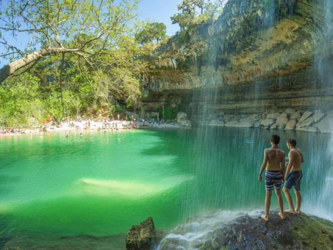 Thác nước thiên nhiên ở hồ Hamilton, Texas.