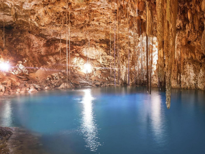 Cấu tạo đá trông nhưng những phiến băng nước treo lơ lửng trên Cenote Xkeken ở Yucatán.