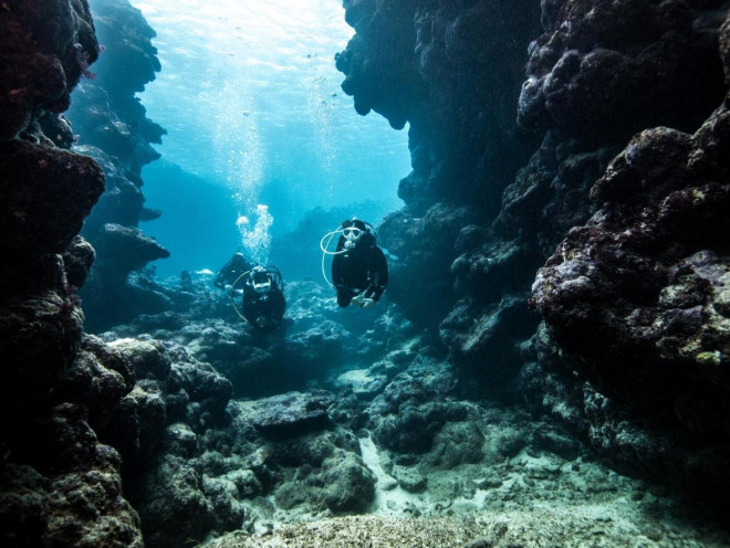 Lặn hang phía dưới Grotta Giusti ở Tuscany.