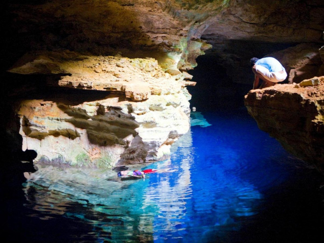 Lạc trôi ở dòng nước trong mát ở Poco Azul, Bahia.