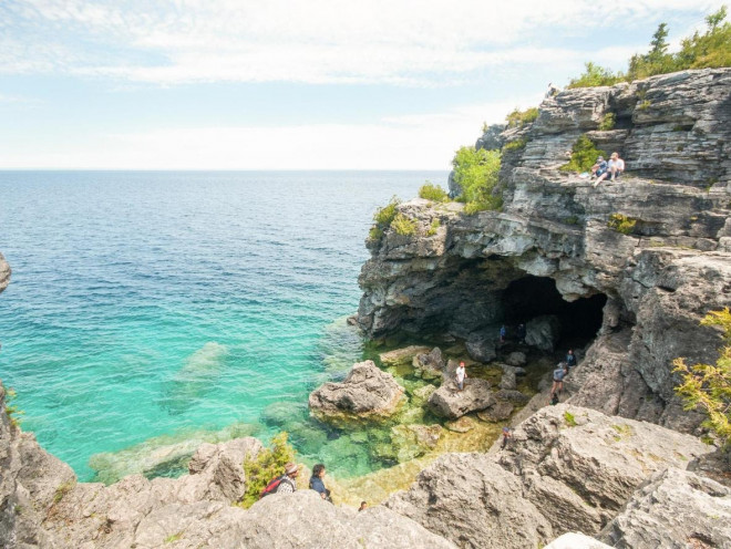 Phần đá nhô ra trên biển tại The Grotto thuộc Công viên Quốc gia Bruce Peninsula.