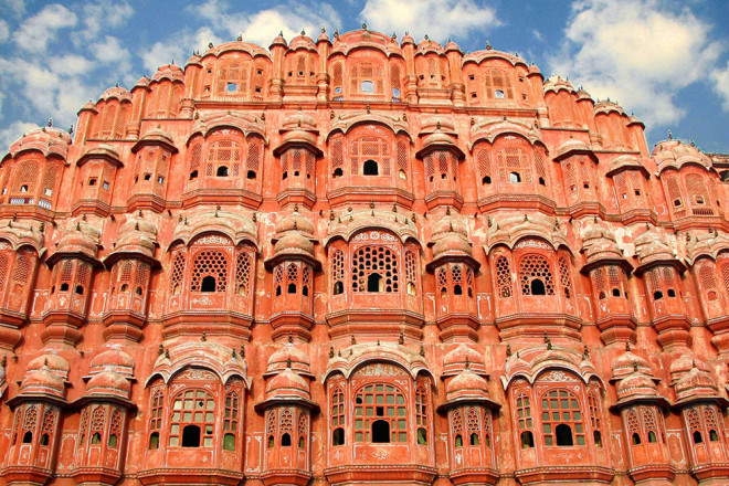 Hawa Mahal khiến bao khách du lịch phải trầm trồ trước vẻ đẹp kiêu kỳ, độc đáo của nó.&nbsp;&nbsp;