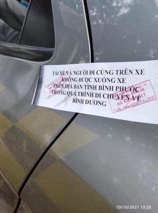 Hình ảnh tờ giấy dán trên cửa xe ô tô lan truyền trên mạng xã hội. Ảnh: MXH