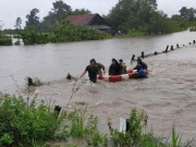 Tin tức trong ngày - Giải cứu hàng chục người dân bị nước lũ cô lập khi đi làm rẫy