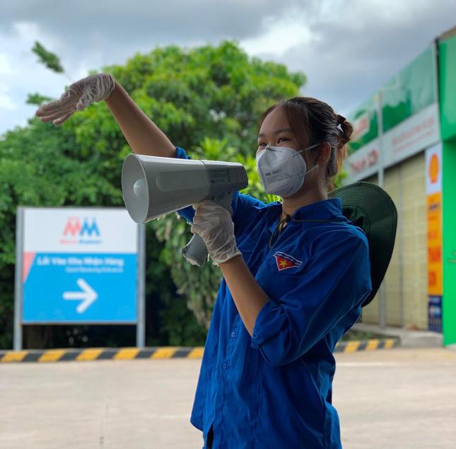 Trương Kim Ngân làm nhiệm vụ tại chốt khai báo y tế