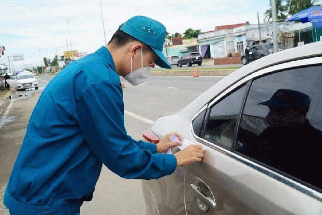 Hình ảnh dán niêm phong cửa ô tô tại chốt cầu Rạch Miễu lan tràn trên mạng xã hội. Ảnh: FB