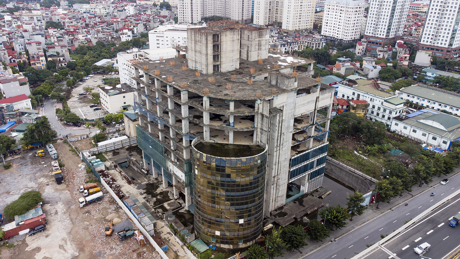 &nbsp;Dự án nằm trên đường Phạm Văn Đồng, cửa ngõ phía tây thủ đô. Habico Tower từng được chào bán với giá 4.000 USD/m2 sàn nhưng việc xây dựng tạm dừng từ năm 2011. Hiện dự án bỏ hoang mới thi công đến tầng 9.