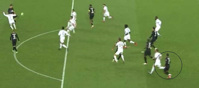 Ở tình huống dẫn đến bàn gỡ của PSG, Mbappe dường như đứng dưới cả&nbsp;Wijnaldum (vòng tròn đen)