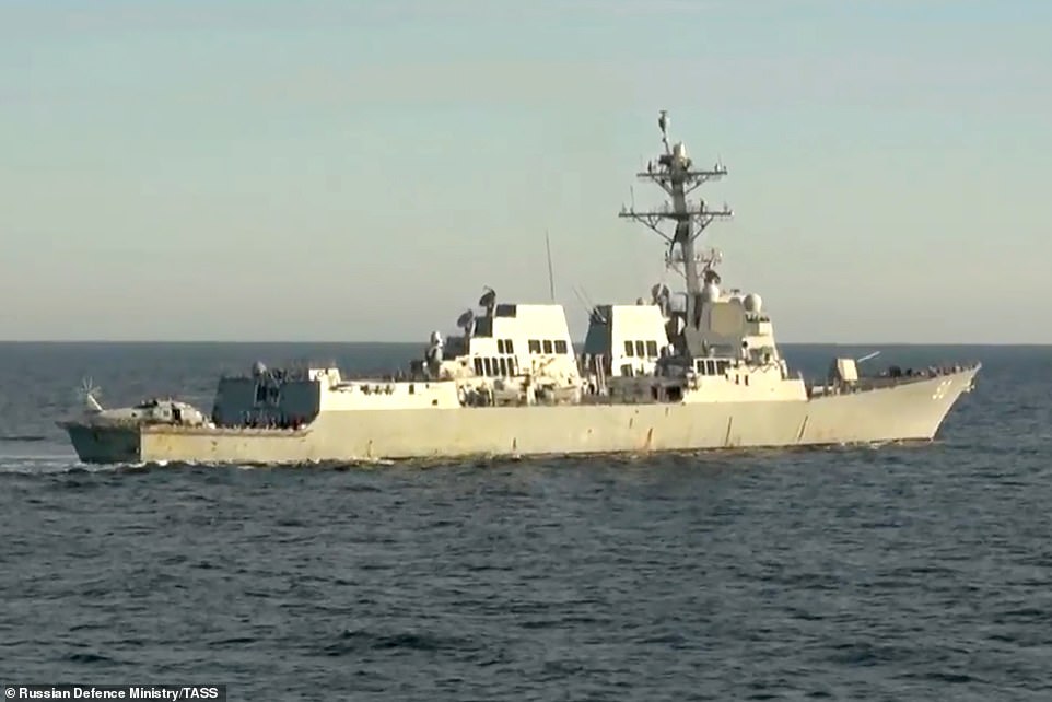 Tàu chiến Mỹ xuất hiện trong video chạm trán với tàu khu trục Nga.