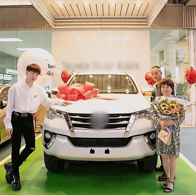 Năm 2020, Đức Phúc mua một chiếc Toyota Fortuner giá hơn 1 tỷ đồng tặng bố mẹ. Ngoài xe hơi, anh còn tặng đấng sinh thành căn nhà ở Hà Nội.
