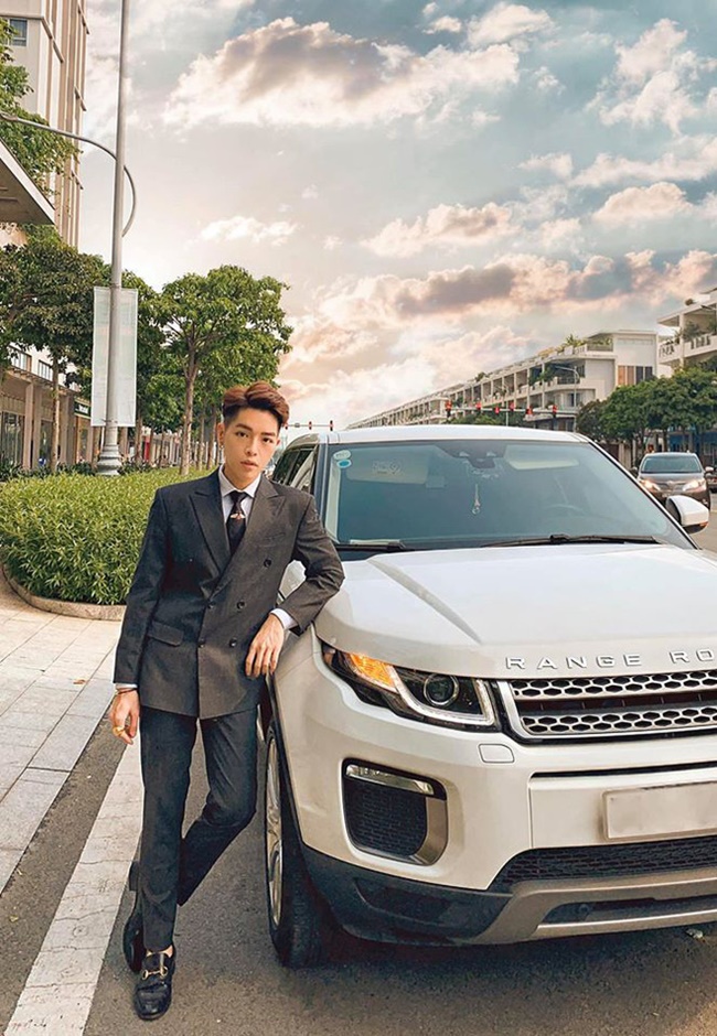 Bên cạnh bất động sản, nam ca sĩ 9X còn sở hữu một chiếc Range Rover Evoque trị giá khoảng 3 tỷ đồng. Chiếc xe được Đức Phúc mua vào cuối năm 2018. 
