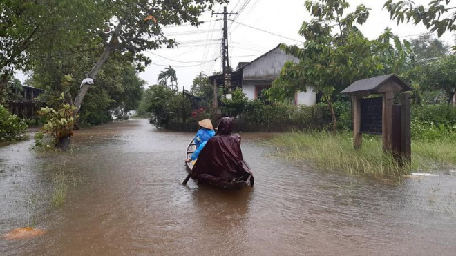 Người dân ở huyện Quảng Điền những nơi thấp trũng đi lại bằng thuyền.