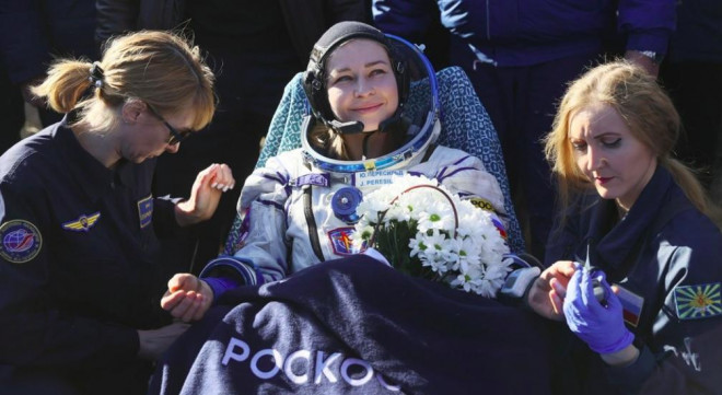 Nữ diễn viên người Nga Yulia Peresild sau khi hạ cánh xuống Kazakhstan. Ảnh: Sputnik