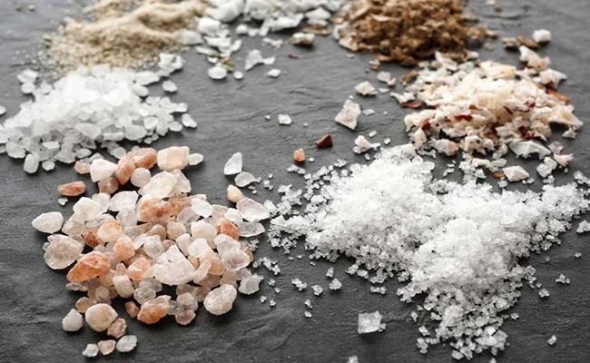 Muối là gia vị không thể thiếu trong gian bếp của mỗi gia đình. Muối ăn thông thường được bán với giả chỉ từ 7.000 đồng - 15.000 đồng/kg.
