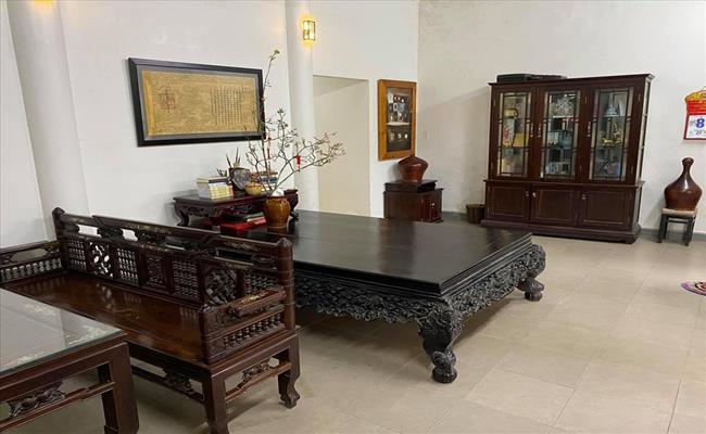 Vì thế, trong phòng khách của gia đình nam ca sĩ còn treo cả sắc phong của triều đình nhà Nguyễn.
