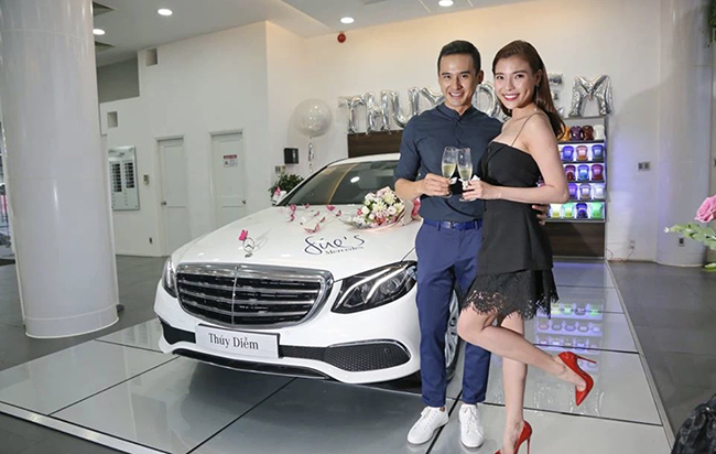 Ngay sau khi cưới họ đã tậu một chiếc BMW hơn 3 tỷ đồng. Trong ảnh là Lương Thế Thành tặng vợ siêu xe Mercedes-Benz E 200 nhân dịp 20/10.
