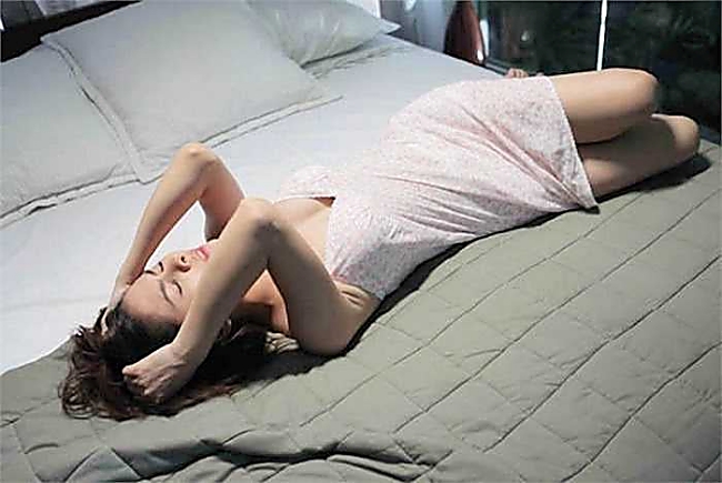 Người đẹp diện váy ngủ hai dây cổ chữ V trong bộ phim "Scandal".

