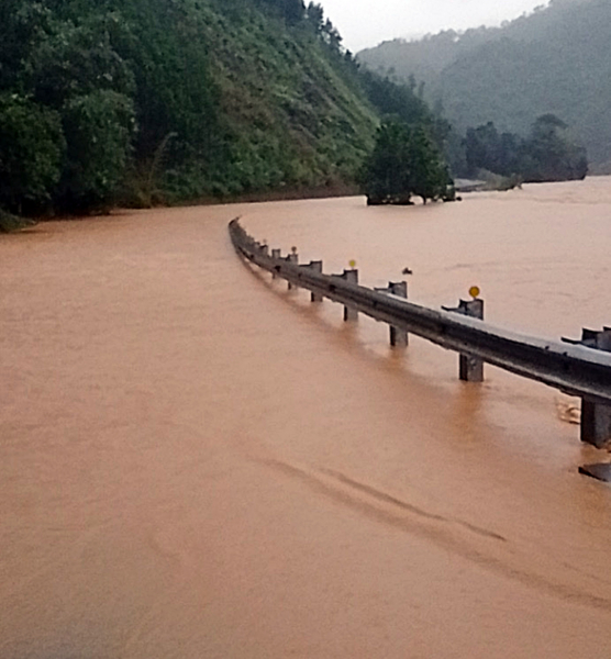 Nước dâng cao gây chia cắt trên tuyến đường Hồ Chí Minh đoạn qua xã A Vương, huyện Tây Giang.