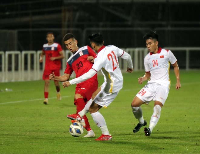 U23 Việt Nam (áo trắng) có bàn trước U23 Kyrgyzstan