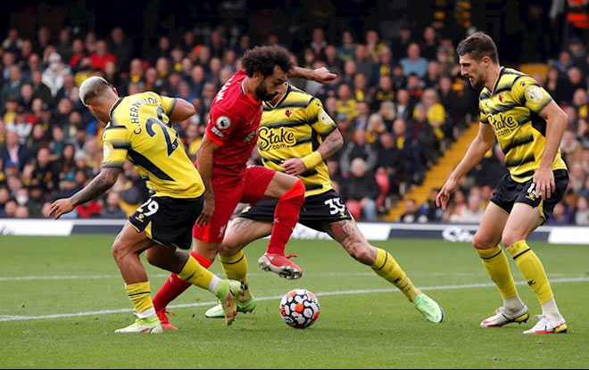Salah solo ghi bàn giữa vòng vây 3 cầu thủ của Watford trong vòng cấm của đối thủ