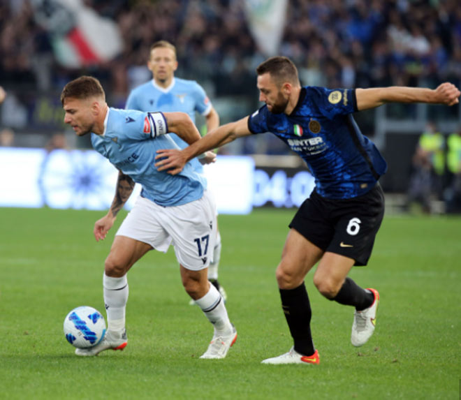 Lazio thắng ngược đương kim vô địch Inter Milan 3-1 trên sân nhà Olimpico ở vòng 8 Serie A