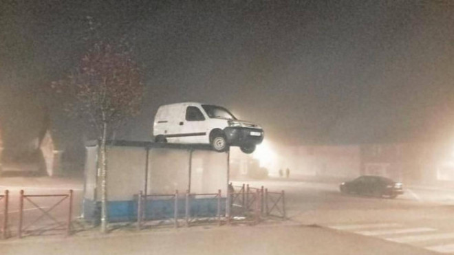 Chiếc xe van trên nóc nhà chờ xe buýt được phát hiện vào sáng sớm ngày 11/10/2021