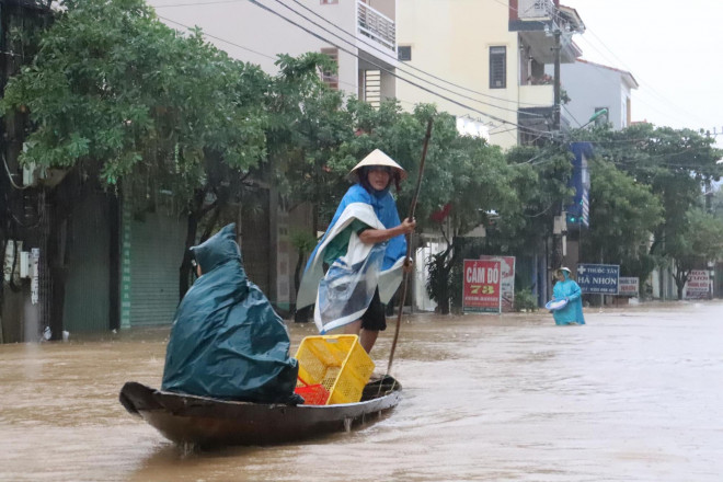 Mưa lớn 3 ngày qua cộng thêm việc thủy điện, hồ chứa nước xả lũ khiến thị trấn Kiến Giang bị ngập sâu, giao thông tê liệt, mọi hoạt động phải đi lại bằng thuyền