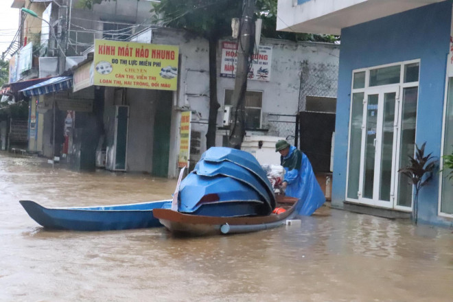 Nhiều thuyền nhỏ được tập kết để di chuyển đồ đạc và cũng là phương tiện đi lại người dân lúc này ở thị trấn Kiến Giang