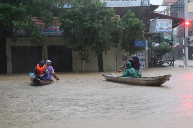 Tính đến 4 giờ sáng, mực nước trên sông Kiến Giang tại Trạm thủy văn Lệ Thủy đo được 3.05m, trên báo động 3 là 35cm. Nước lũ lên nhanh làm cho trên 1.000 nhà dân các xã An Thủy, Lộc Thủy, Liên Thủy, Sơn Thủy, thị trấn Kiến Giang… bị ngập, nhiều tuyến đường giao thông đã bị chia cắt.