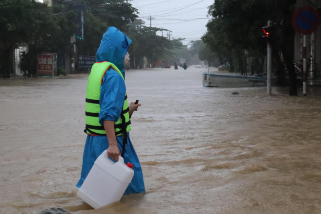 Đến rạng sáng nay, tại huyện Lệ Thủy trời vẫn tiếp tục mưa to, nước ở thượng nguồn sông Kiến Giang vẫn đang tiếp tục đổ về, dự kiến nước lũ sẽ còn dâng cao.