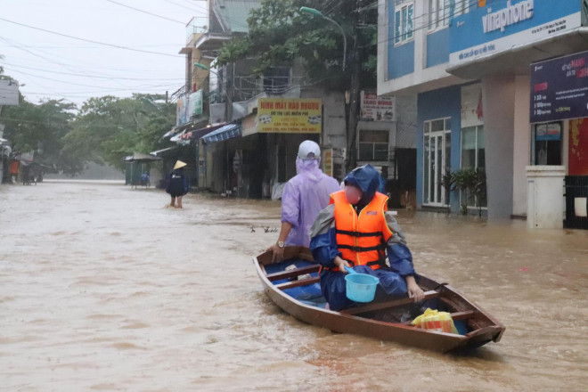 Thuyền là phương tiện đi lại khá phổ biến của người dân thị trấn Kiến Giang khi lũ về