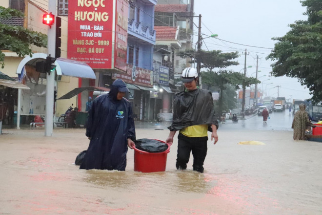 Ông Trần Công Thoán, Chủ tịch UBND Thị trấn Kiến Giang, huyện Lệ Thủy, cho biết: "Từ khoảng 1 giờ sáng nay, trên địa bàn có khoảng 150 hộ dân bị nước tràn vào nhà, nơi ngập sâu khoảng 0,5m. Nhiều con đường trên địa bàn ngập gần 1m. Tuy nhiên, bà con cũng có kinh nghiệm và chuẩn bị sẵn sàng nên tạm thời yên tâm".