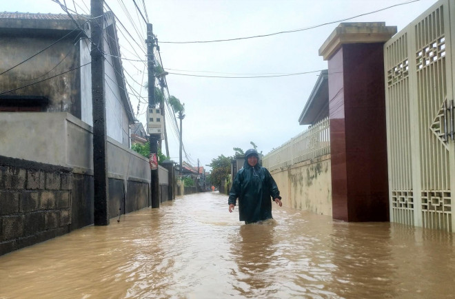 Trước tình hình đó, UBND huyện Lệ Thủy và các xã, thị trấn đã nhanh chóng chỉ đạo, triển khai các phương án phòng chống lũ lụt nhằm bảo đảm an toàn cho người và tài sản.