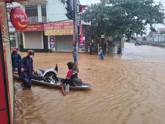 Người dân chèo thuyền trên các tuyến phố ở thị trấn Kiến Giang di chuyển đồ đạc bằng đò