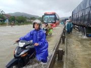 Tin tức trong ngày - Mưa lớn tới hơn 700 mm, nhiều tỉnh miền Trung, Tây Nguyên ngập nặng, lũ lớn