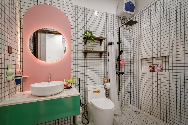 3 phòng WC của ngôi nhà đều sử dụng tông trắng làm chủ đạo, tường và sàn được ốp gạch sạch sẽ, chống trơn trượt và dễ dàng vệ sinh. 
