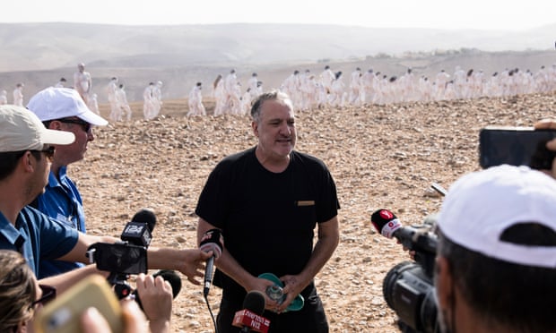 Nhiếp ảnh gia người Mỹ Spencer Tunick trả lời phỏng vấn báo giới. Ảnh - Getty