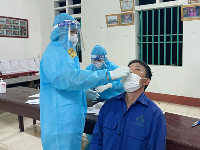 Lực lượng y tế lấy mẫu xét nghiệm COVID-19 cho người dân. Ảnh: Sở Y tế Phú Thọ.