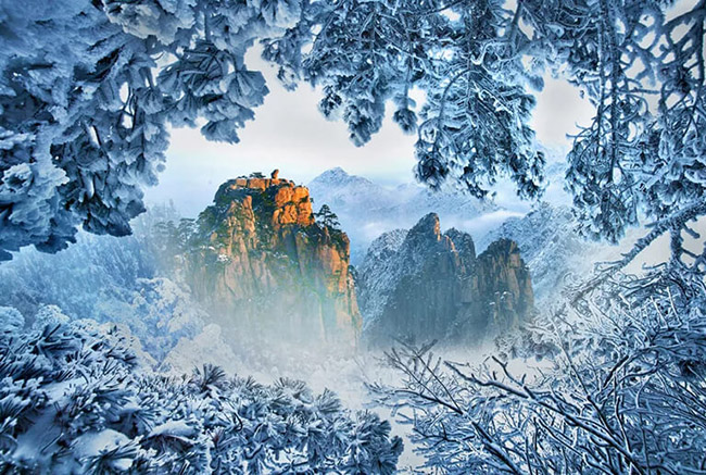 Với nhiệt độ trung bình dao động từ -5℃ đến 5℃, thời gian mùa đông của núi Hoàng Sơn là mùa lạnh nhất với nhiệt độ đóng băng, thời tiết có sương mù và nhiều mây, tuyết rơi nhiều và lượng mưa ít nhất. 
