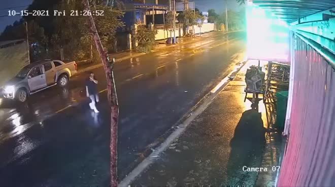 Người đàn ông đi bộ sang đường trong lúc nghe điện thoại đã va chạm với lái xe máy.