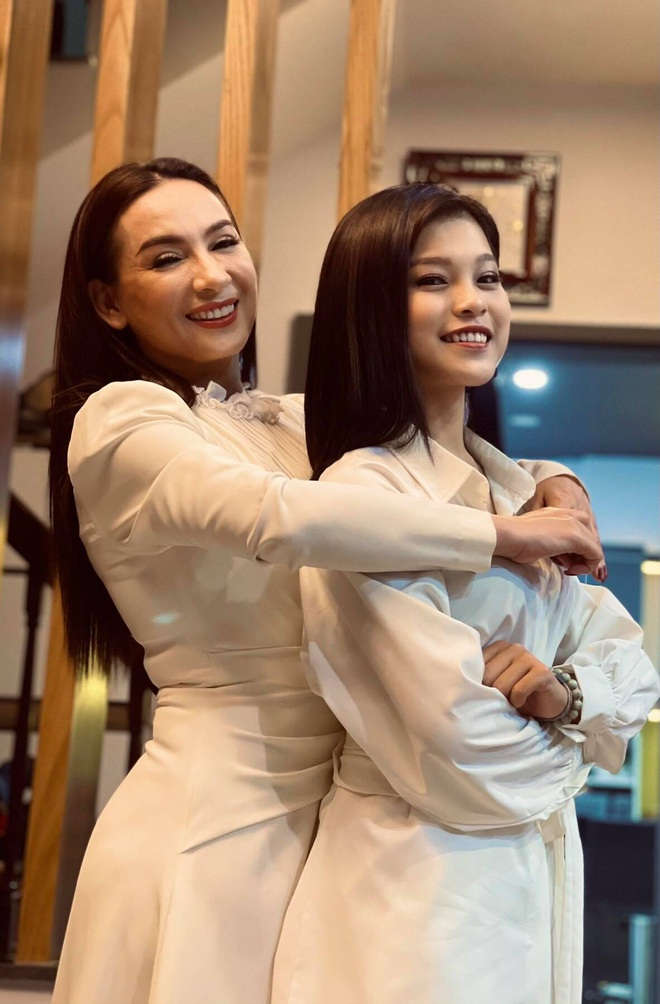 Phi Nhung và con gái nuôi tuyết Nhung