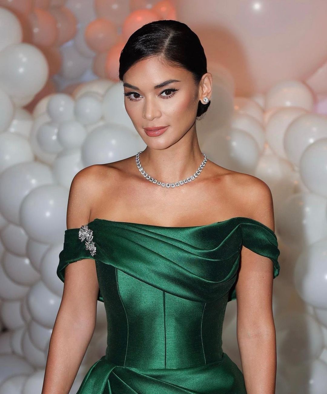 Sở hữu số đo vòng 1 ấn tượng là 106 cm nhưng&nbsp;Pia Wurtzbach có phần thua kém đàn em. Người đẹp diện thiết kế váy lụa dáng trễ vai của thương hiệu&nbsp;Philippines Mark Bumgarner.