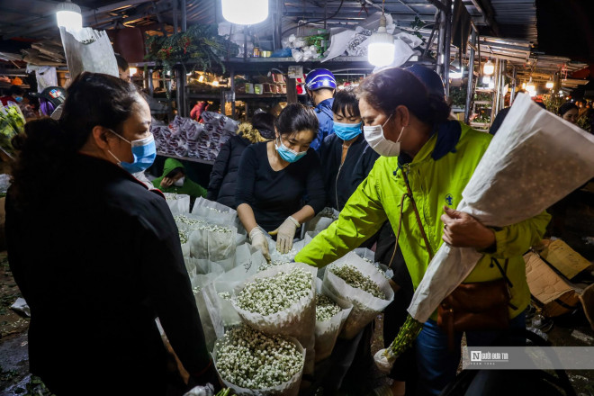 Dù thời điểm mua bán vào nửa đêm, nhiệt độ tại Thủ đô Hà Nội lúc này là khá thấp, khoảng dưới 18 độ C, tuy nhiên điều đó không làm giảm đi sự náo nhiệt tại khu chợ, nhất là ở thời điểm cận kề ngày Phụ nữ Việt Nam 20/10.